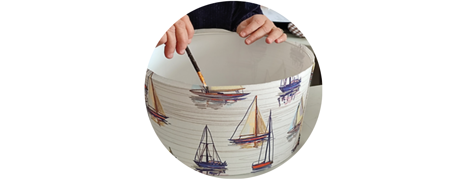 Catherine Mathé de la Vague éco-créative anime un atelier créatif pour fabriquer son abat jour pour les plus grands pour enfants et adultes à Préfailles à la Remise à Patache près Pornic, en Loire Atlantique.