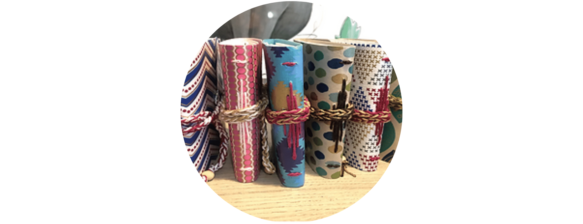 Veronique Derouin, art thérapeute, de la Vague éco-créative anime un atelier pour fabriquer son carnet en origami pour les plus petits ou en reliure pour les plus grands pour enfants et adultes à Préfailles à la Remise à Patache près Pornic, en Loire Atlantique.