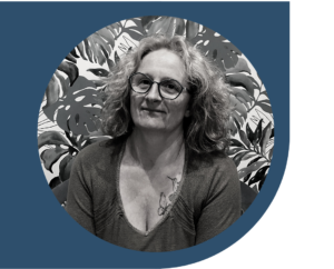 Martine PERRIN anime un atelier mosaique pour enfants et adultes à Saint Nazaire avec You Do You Learn.