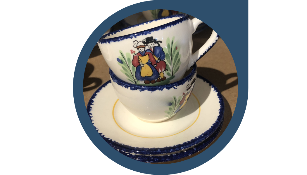 La faïencerie de Pornic propose des ateliers de décoration pour personnaliser et peindre son assiette, son bol, sa tirelire au cours d'un atelier diy enfants et adultes à Pornic avec You Do You Learn.