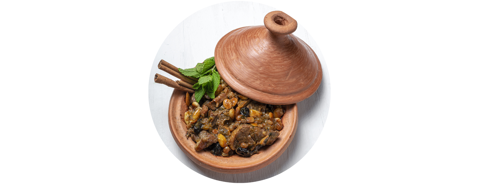 L'artisan berbère propose des ateliers cuisine pour réaliser un couscous au cours d'un atelier diy enfants et adultes à Pornic, entre Nantes et saint Nazaire avec You Do You Learn. Idéal par temps de pluie, pour un EVG, EVJF, teambuilding, anniversaire.