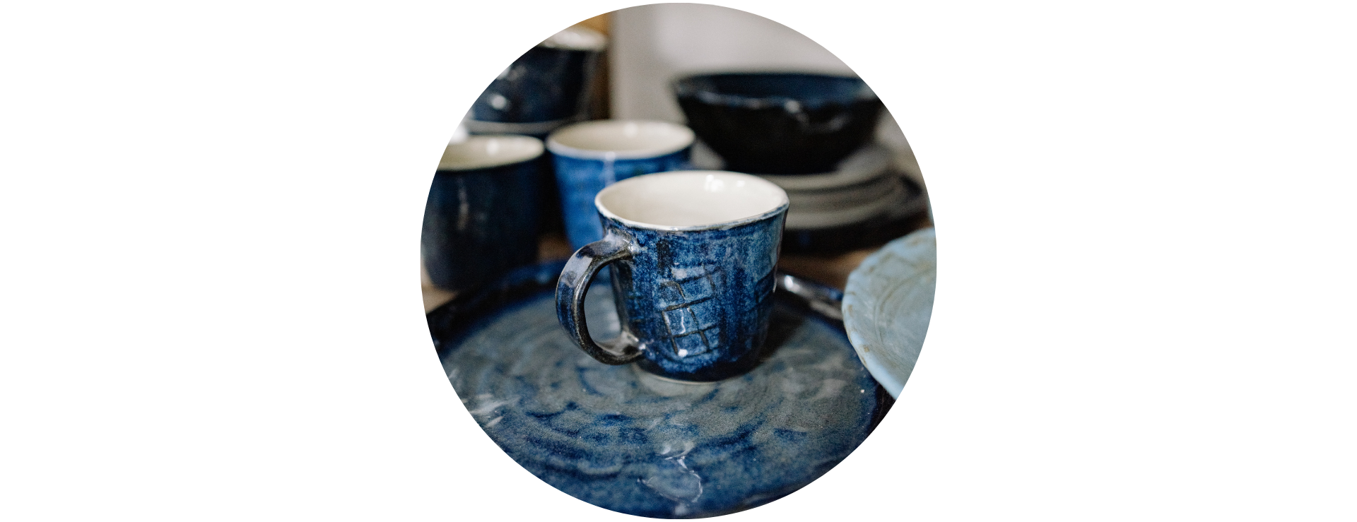 L'atelier Cafecito propose des ateliers libress pour réaliser de la peinture sur céramique au cours d'un atelier diy enfants et adultes à Nantes avec You Do You Learn. Idéal par temps de pluie, pour un EVG, EVJF, teambuilding, anniversaire.