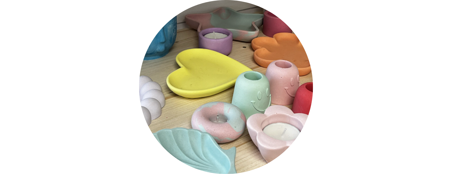 L'atelier Cafecito propose des ateliers libres pour réaliser de la jesmonite au cours d'un atelier diy enfants et adultes à Nantes avec You Do You Learn. Idéal par temps de pluie, pour un EVG, EVJF, teambuilding, anniversaire.