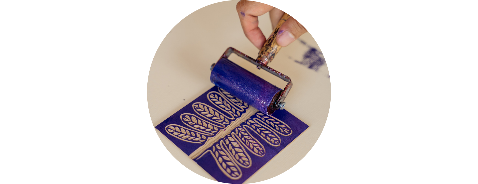 L'atelier Cafecito propose des ateliers libres pour réaliser de la linogravure au cours d'un atelier diy enfants et adultes à Nantes avec You Do You Learn. Idéal par temps de pluie, pour un EVG, EVJF, teambuilding, anniversaire.