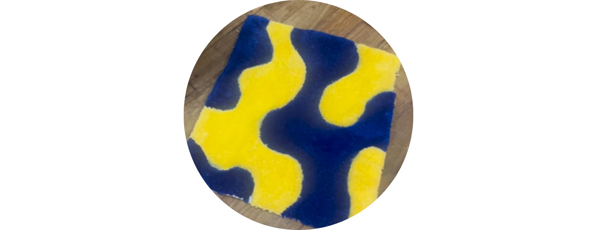 L'atelier Cafecito propose des ateliers libres pour réaliser un tapis en tufting au cours d'un atelier diy enfants et adultes à Nantes avec You Do You Learn. Idéal par temps de pluie, pour un EVG, EVJF, teambuilding, anniversaire.