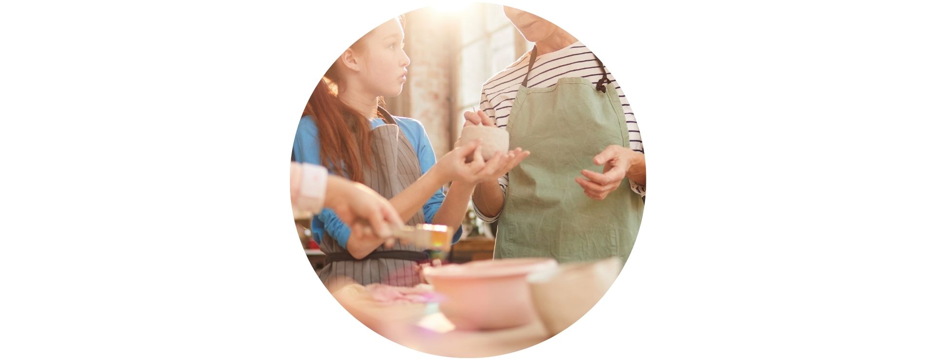 Emmanuelle Ferré de l'atelier poterie propose des cours de poterie pour réaliser des objets au cours d'un atelier diy à Saint Brévin les pins entre Pornic et Saint Nazaire avec You Do You Learn. Idéal par temps de pluie, pour un EVG, EVJF, teambuilding, anniversaire.