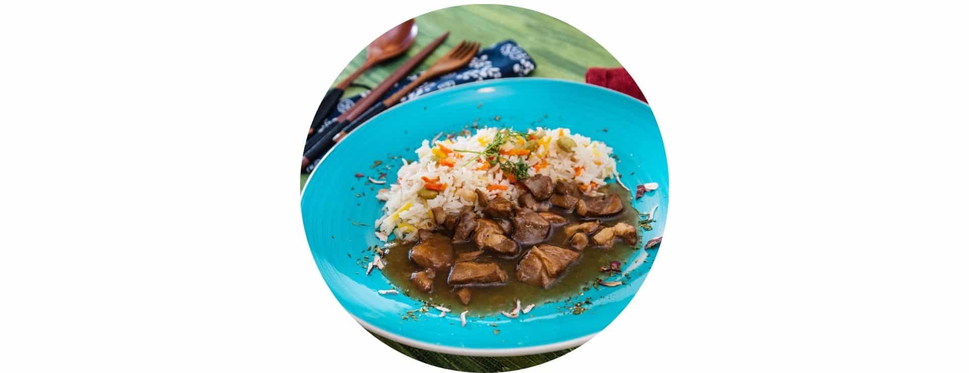 H'liza de Dak Lak propose des cours de cuisine pour réaliser des plats salés comme les "le porc au caramel et son riz" au cours d'un atelier diy enfants à la Plaine sur mer entre Pornic et Saint Nazaire avec You Do You Learn. Idéal par temps de pluie, pour un EVG, EVJF, teambuilding, anniversaire.