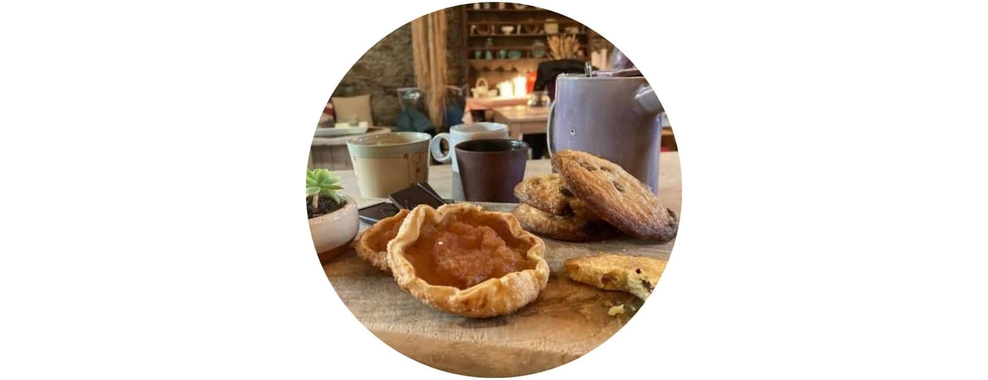 Emmanuelle Ferré de l'atelier poterie propose des cours de poterie pour réaliser des objets au cours d'un atelier diy à Saint Brévin les pins entre Pornic et Saint Nazaire avec You Do You Learn. Idéal par temps de pluie, pour un EVG, EVJF, teambuilding, anniversaire.