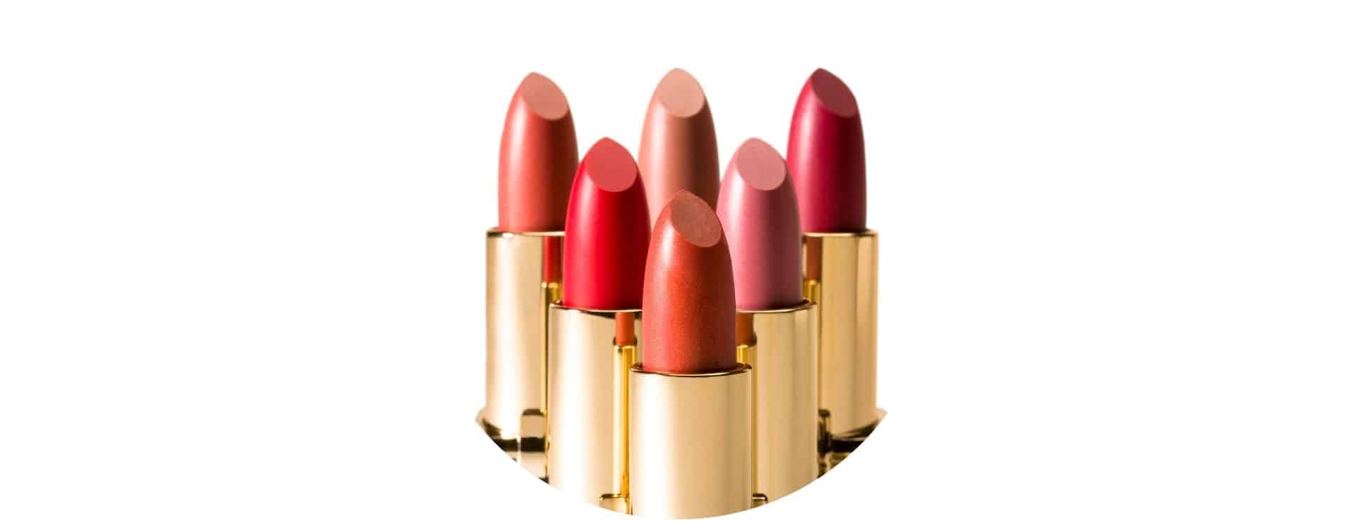 Perrine Leroy de sin-e anime un atelier pour créer son rouge à lèvres bios pour enfants et adultes à Pornic avec You Do You Learn à la table du Curé.