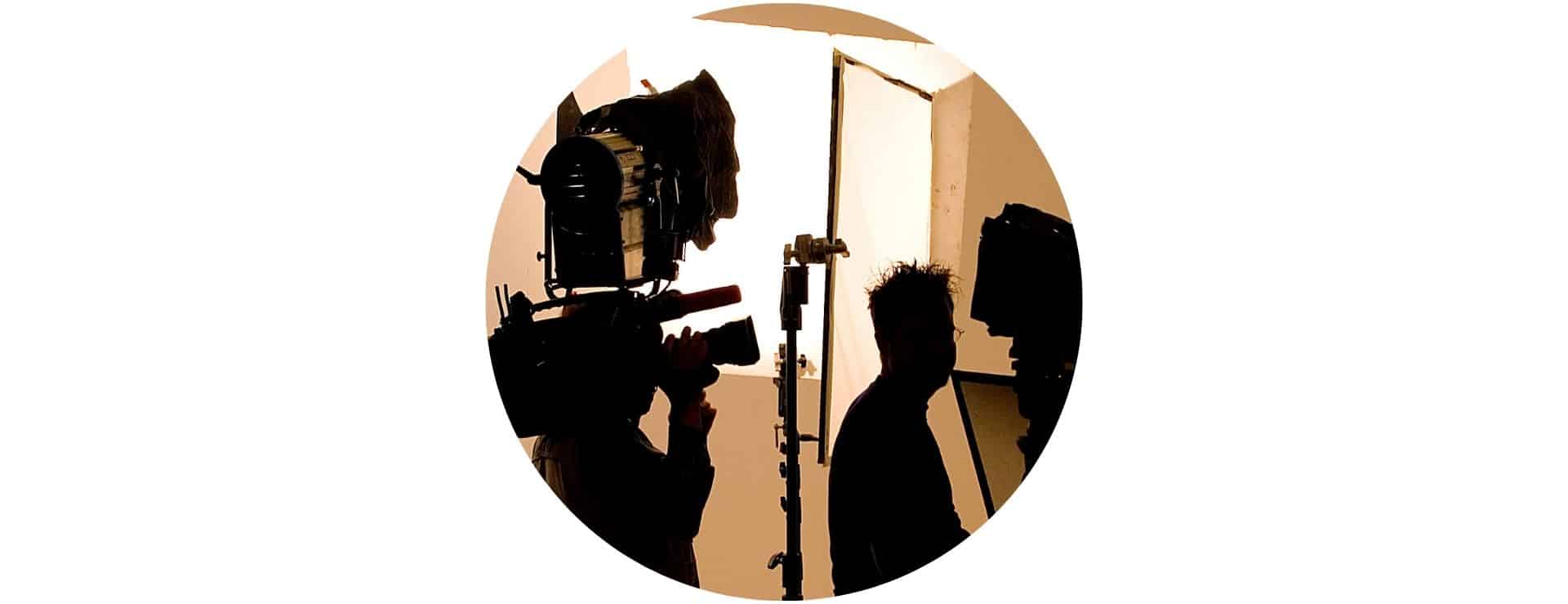 Creative Maker propose des cours en lien avec le cinéma au cours d'un atelier diy adulte à Nantes avec You Do You Learn. Idéal par temps de pluie, pour un EVG, EVJF, teambuilding, anniversaire.