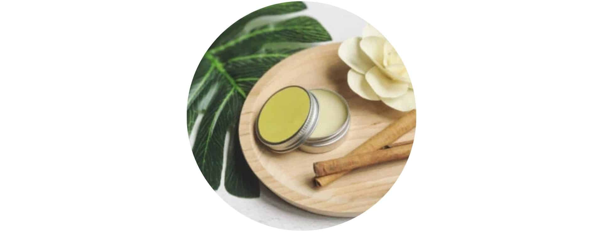 Perrine Leroy de sin-e anime un atelier pour créer son parfum solide bio pour enfants et adultes à Pornic avec You Do You Learn à la table du Curé.